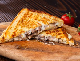 Kavurmalı Yumurtalı Kaşarlı Tost